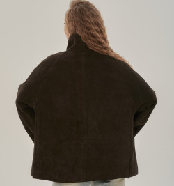 Стильная замшевая куртка коричневого цвета