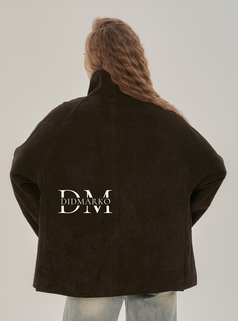 Стильная замшевая куртка коричневого цвета