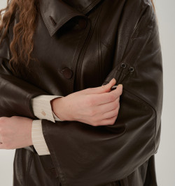 Женский кожаный плащ больших размеров