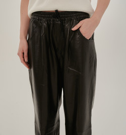 Брюки из натуральной кожи на резинке