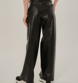 Черные брюки из кожи прямые 
