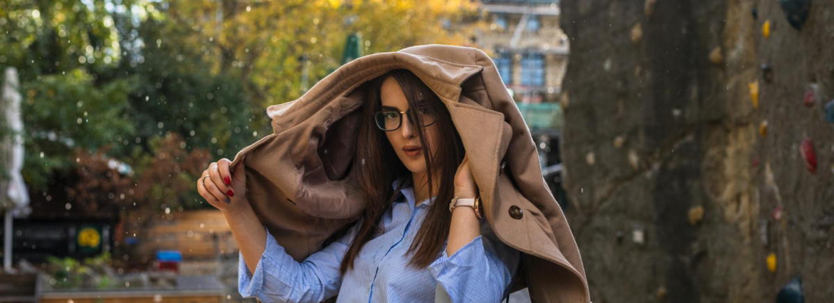 Что надеть в дождь и ветер? Водоотталкивающие куртки и плащи