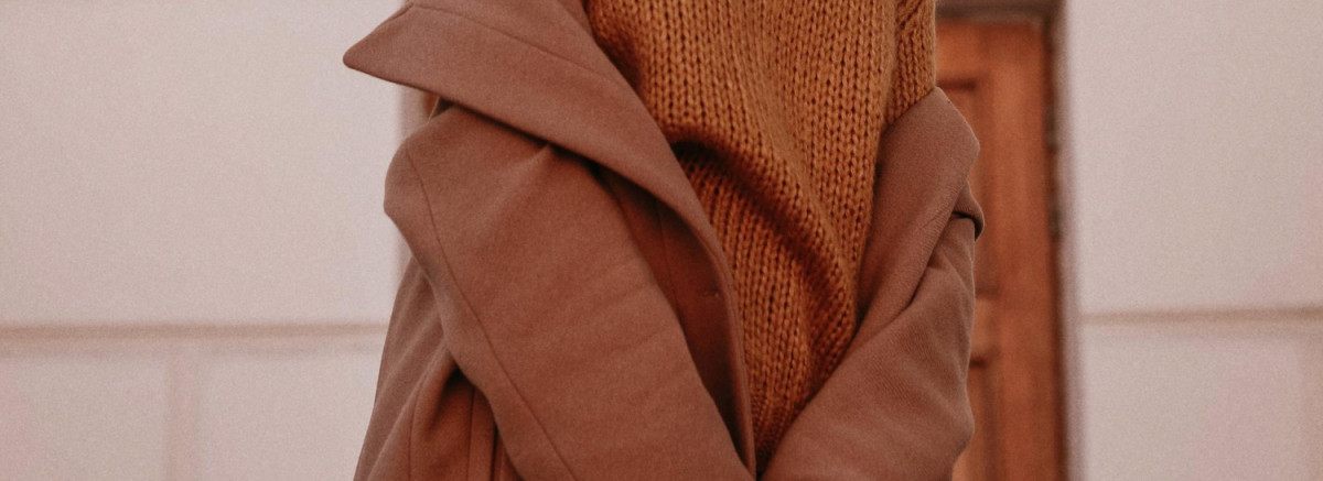 Зимние пальто с мехом и верблюжьей шерстью: что выбрать для холодного сезона