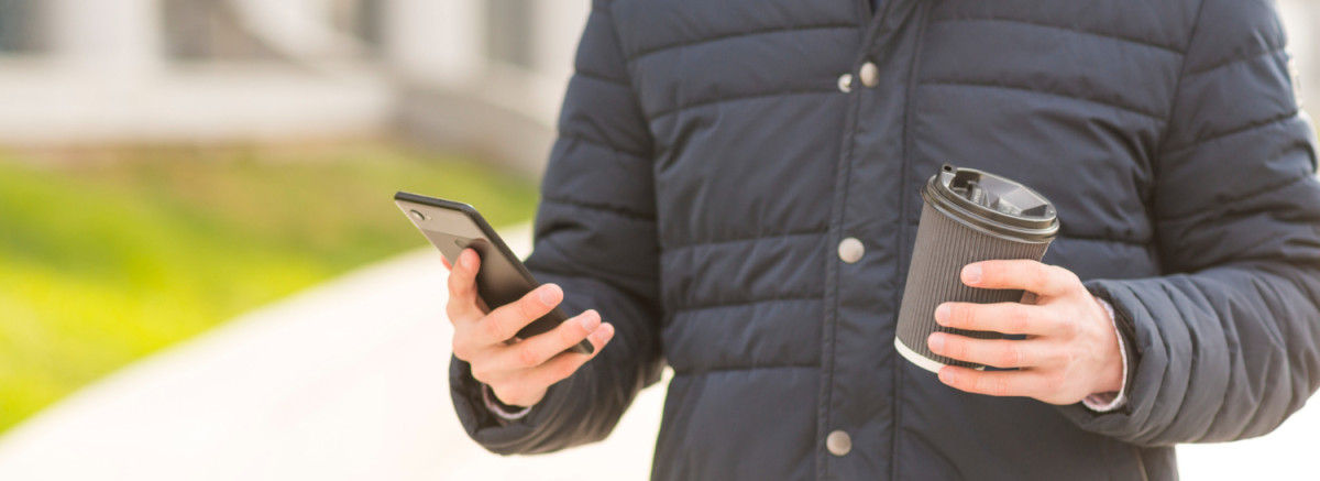 Особенности и стиль мужских кожаных удлиненных пуховиков с капюшоном