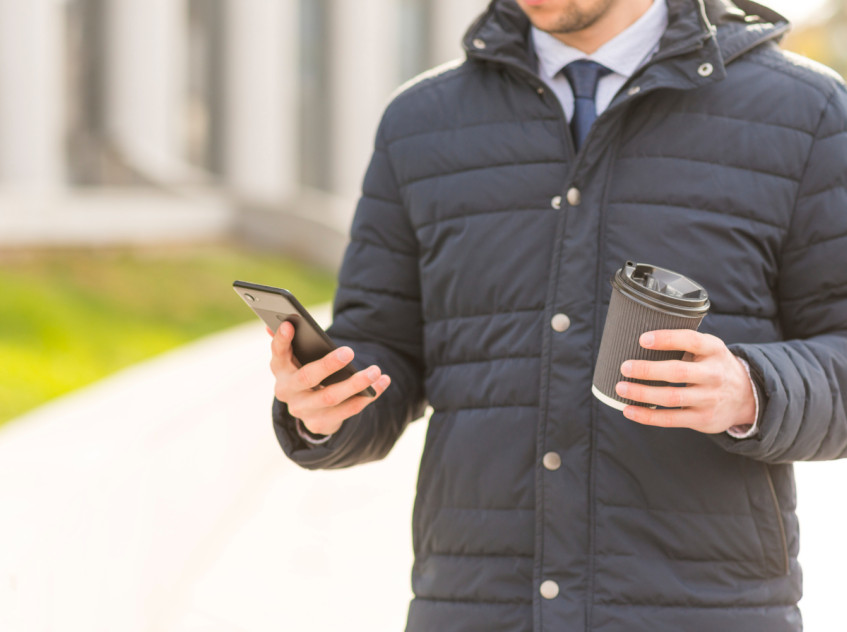 Особенности и стиль мужских кожаных удлиненных пуховиков с капюшоном