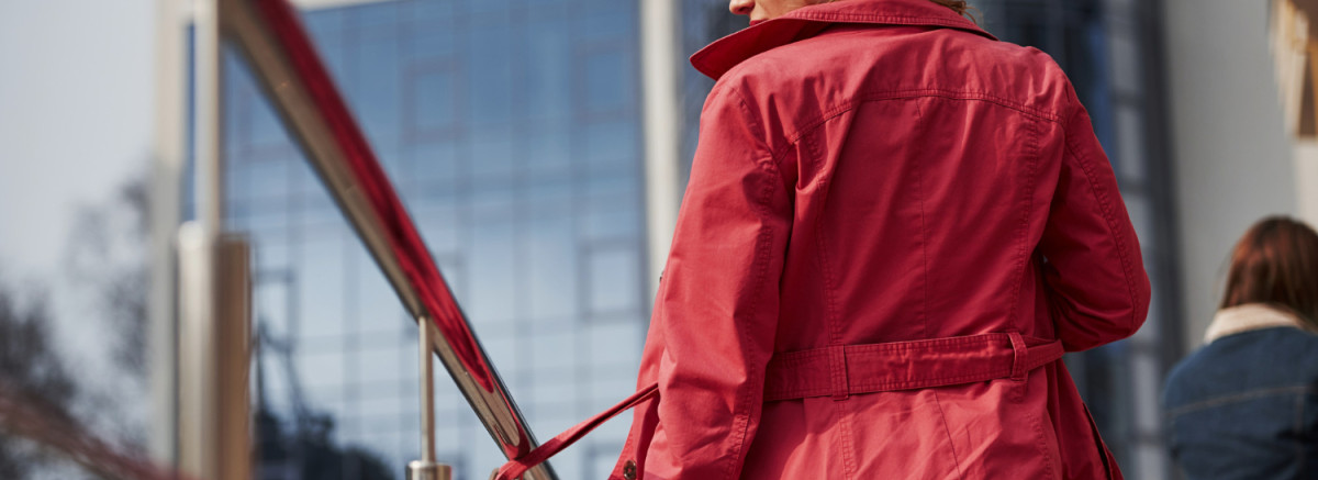 Трендовые весенние плащи и тренчи 2026: от укороченных до миди для разных фигур