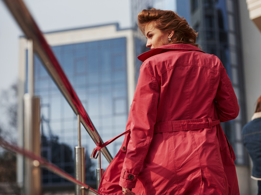 Трендовые весенние плащи и тренчи 2026: от укороченных до миди для разных фигур