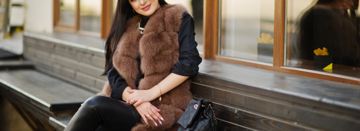 Меховой жилет в офисе: как добавить роскошь в деловой стиль без нарушения дресс-кода