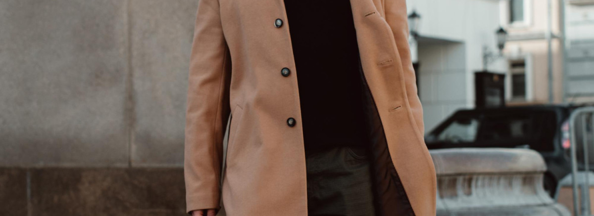 Тренч, пилот, бомбер: как выбрать трендовую верхнюю одежду мужчинам с животиком