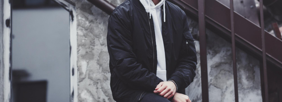 Идеальная посадка пиджака-пилота и косухи: гид по крою для разных типов плеч и груди