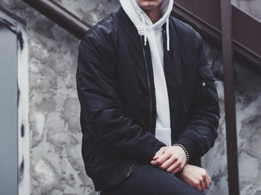 Идеальная посадка пиджака-пилота и косухи: гид по крою для разных типов плеч и груди