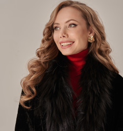 Длинная шуба из астрагана с мехом лисы