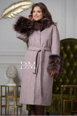 Женское пальто с меховыми манжетами