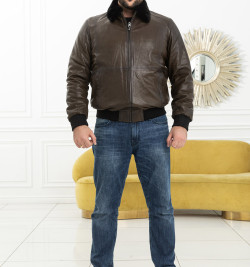 Мужской бомбер оливкового цвета