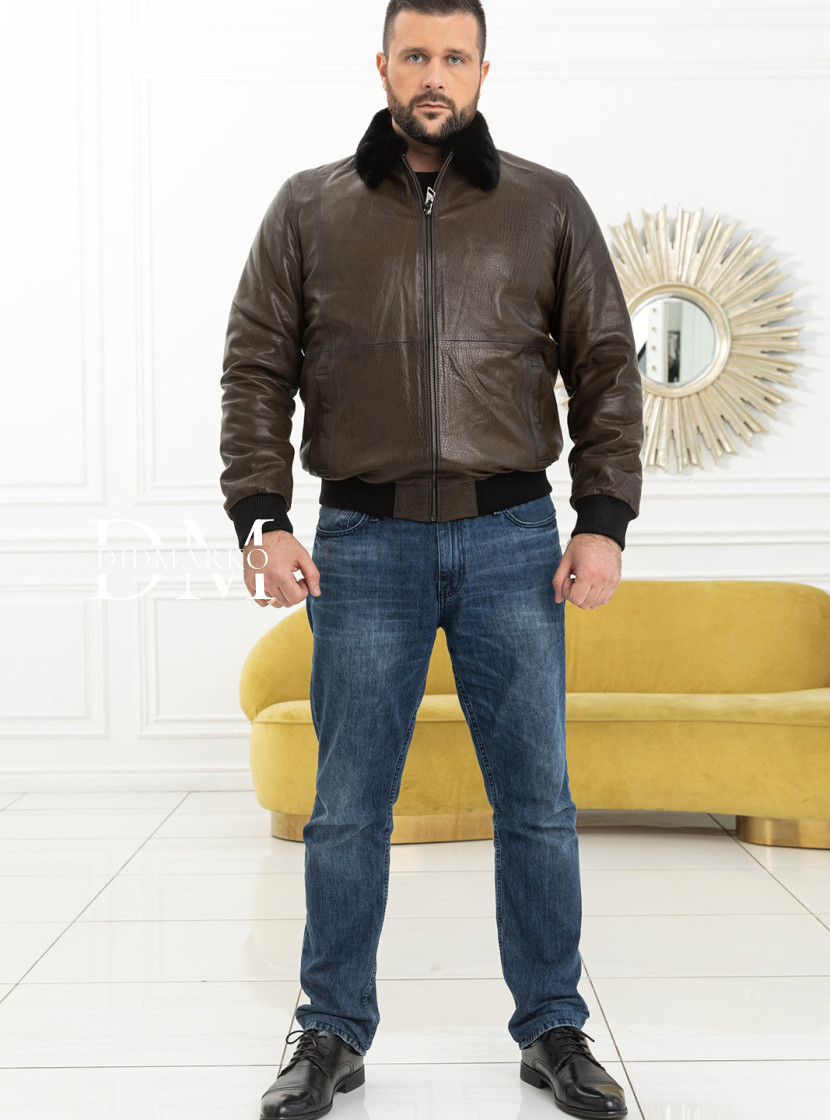 Мужской бомбер оливкового цвета