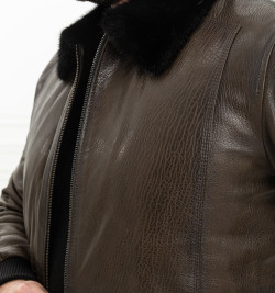 Мужской бомбер оливкового цвета