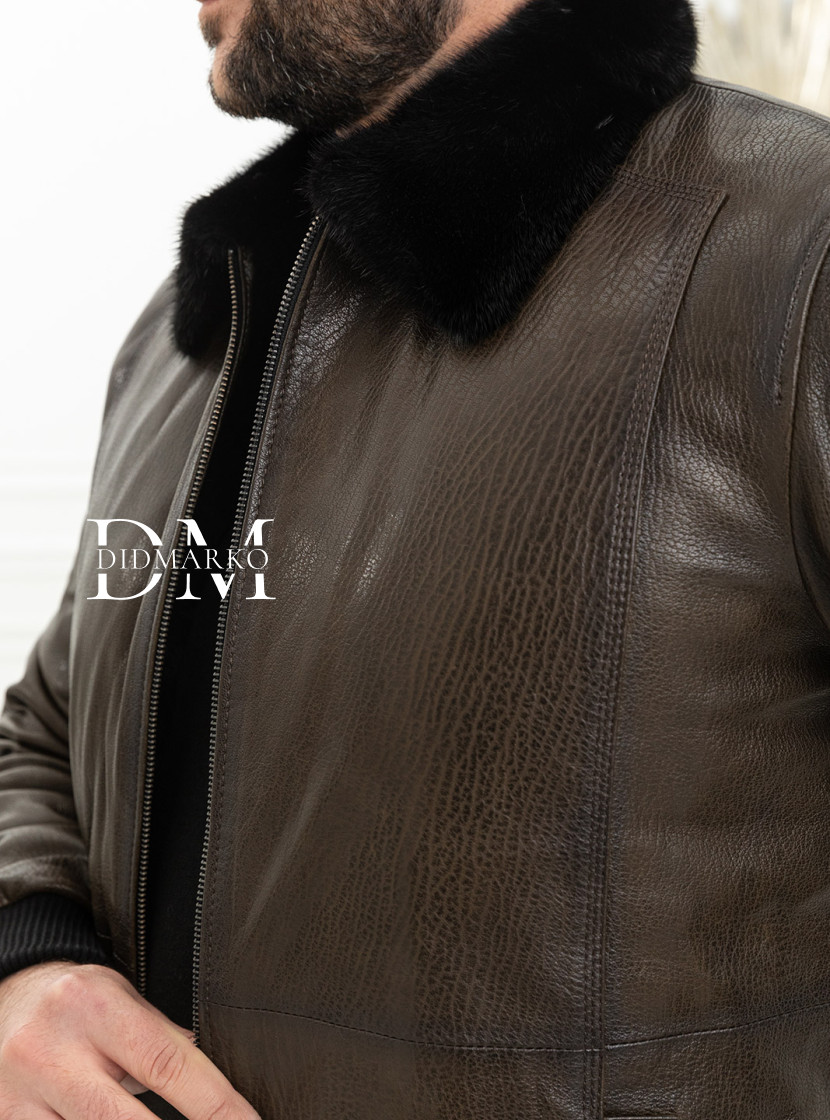 Мужской бомбер оливкового цвета