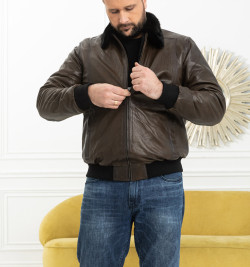 Мужской бомбер оливкового цвета