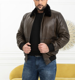 Мужской бомбер оливкового цвета