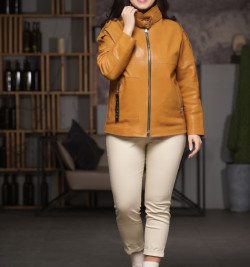 Демисезонная кожаная куртка рыжего цвета