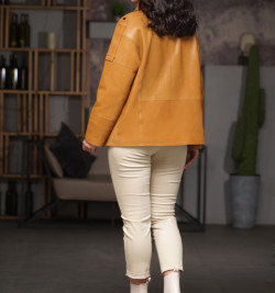 Демисезонная кожаная куртка рыжего цвета