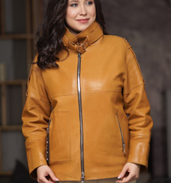 Демисезонная кожаная куртка рыжего цвета