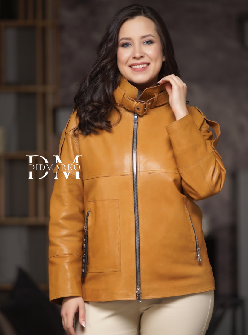 Демисезонная кожаная куртка рыжего цвета