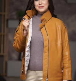 Демисезонная кожаная куртка рыжего цвета