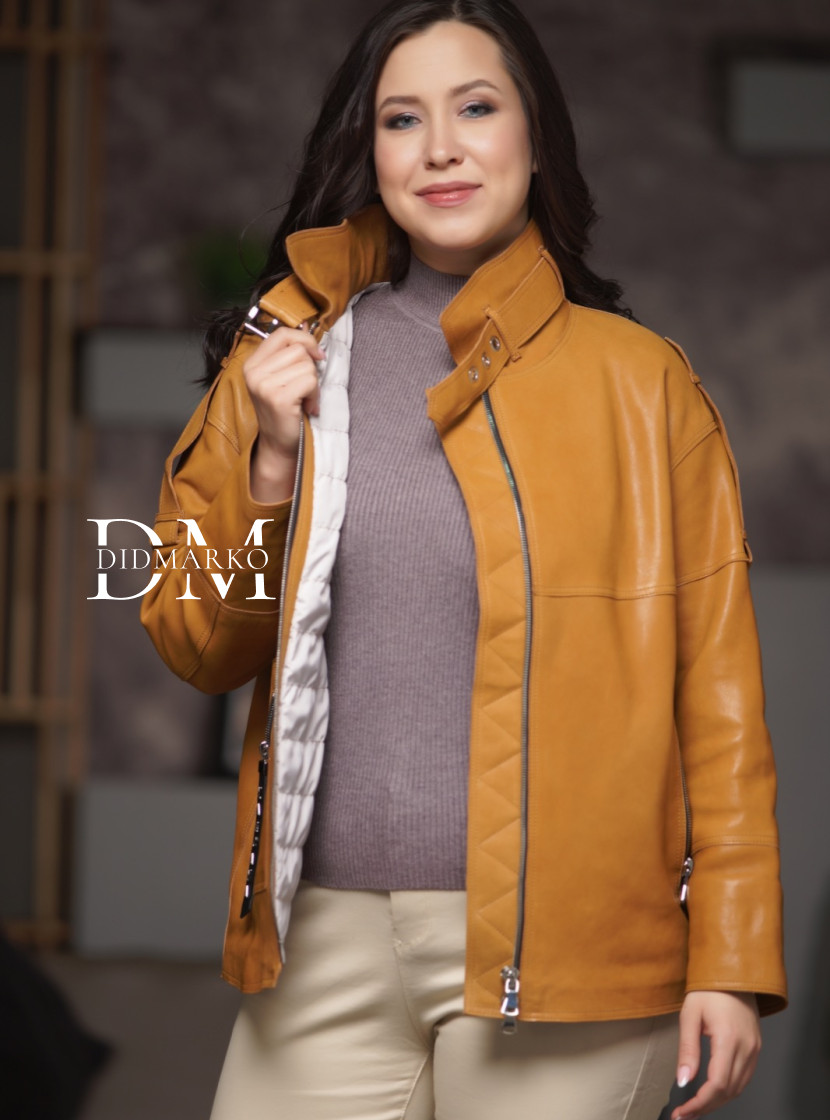 Демисезонная кожаная куртка рыжего цвета