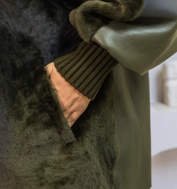 Короткая дубленка с капюшоном зеленая