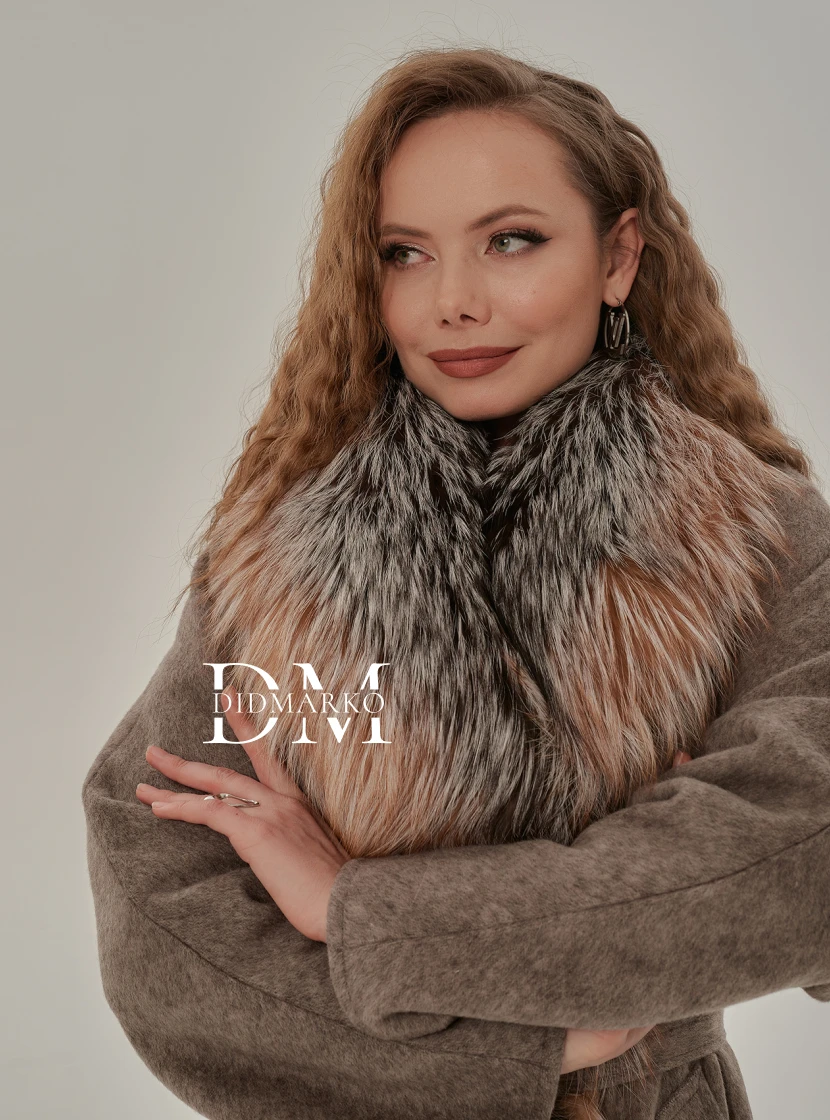 Стильное пальто c мехом лисы