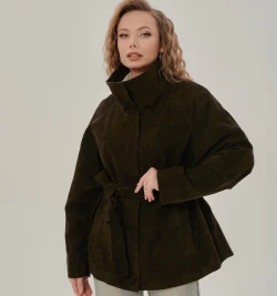 Стильная замшевая куртка коричневого цвета